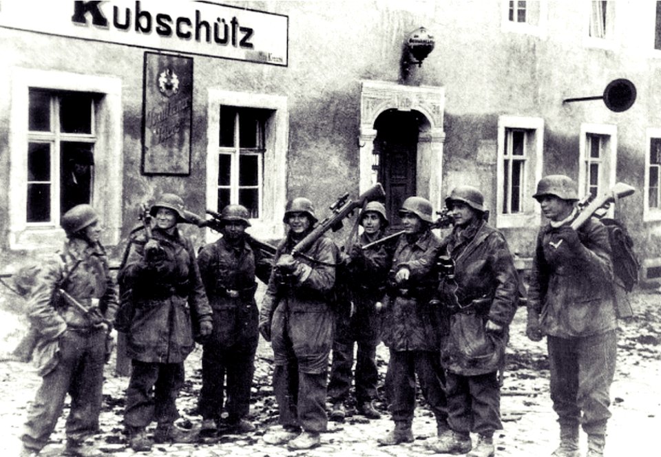 Abril 25, 1945 - Francotiradores alemanes en Kubschutz cerca de Bautzen, Alemania