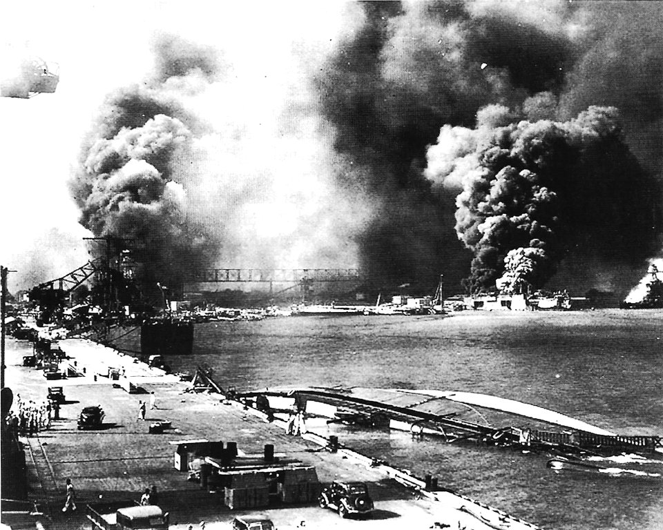Pearl Harbor en llamas, Diciembre 7, 1941
