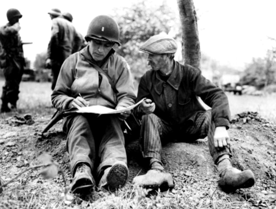 1944. Teniente de Estados Unidos es informado por un miembro de la Resistencia de Francia