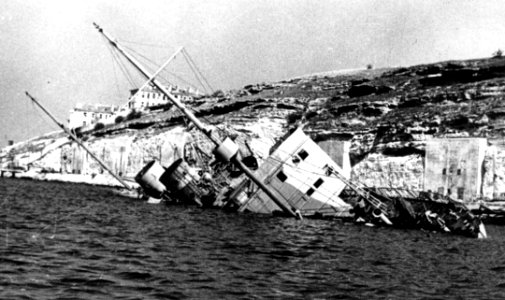 1942. Transporte soviético Abjasia hundido en Sebastopol por un bombardeo aéreo alemán