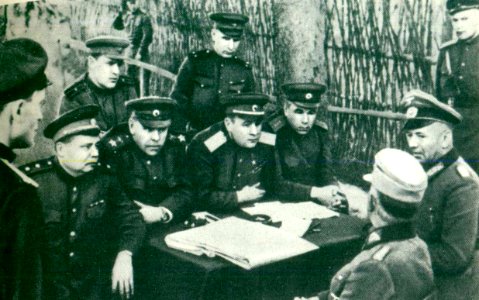Nazis capturados son interrogados por (de izquierda a derecha) V. E. Makarov, A. M. Vasilevsky, I. D. Chernyakhovsky and F. Y. Falaleyev