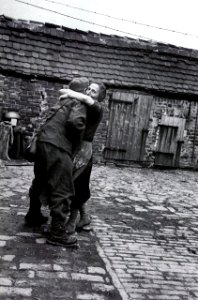 1945 - Joven alemán retorna a casa