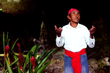 Don Manuel, a mayan spiritual guide, praying