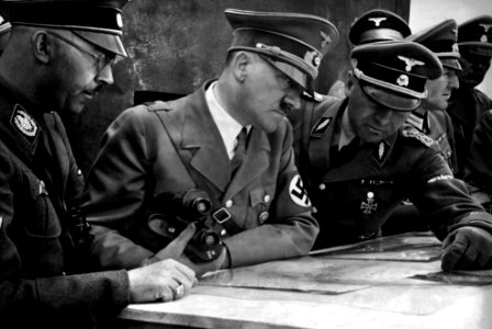 1939 - Adolf Hitler examina un mapa con Heinrich Himmler y Martin Bormann