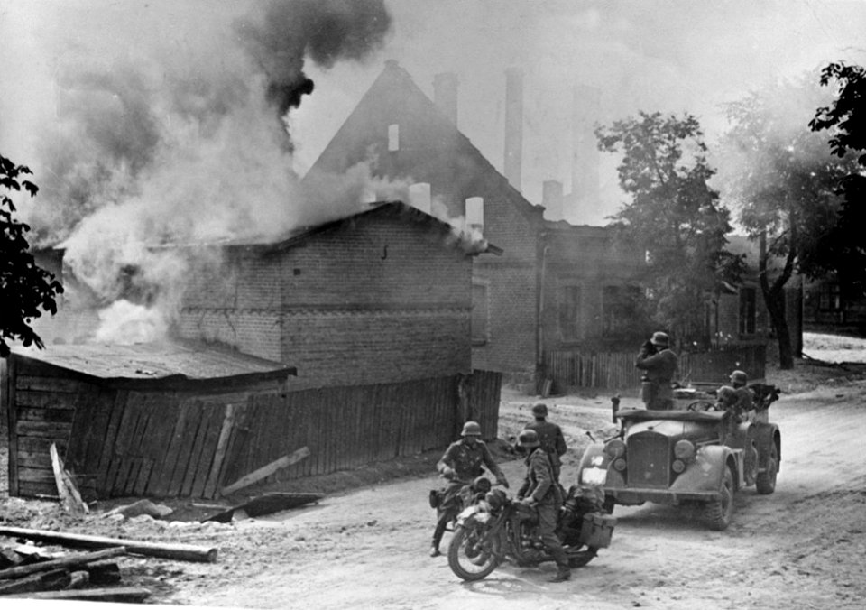 1939 Tropa de vanguardia alemana en un pueblo polaco