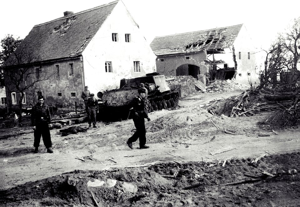 April 26, 1945. Soldados inspeccionan campo de batalla en las afueras de la ciudad de Bautzen, Alemania