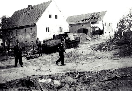 April 26, 1945. Soldados inspeccionan campo de batalla en las afueras de la ciudad de Bautzen, Alemania
