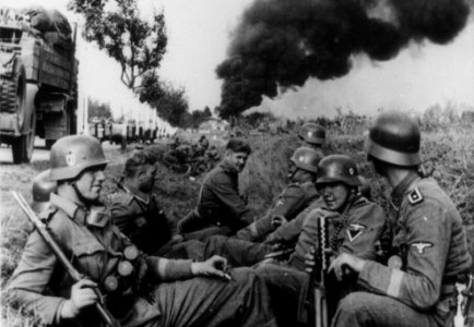1939 - Soldados alemanes en Pabianice, Polonia durante la invasión