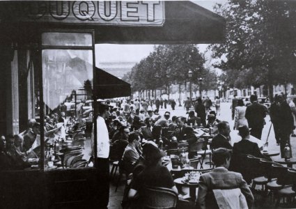 1939 - Cafés de París cerca a los Campos Eliseos un día antes de la declaración de la guerra