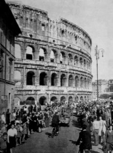 4 de Junio 1944. La caída de Roma. Aliados pasan frente al Coliseo