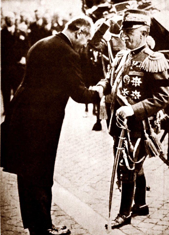 Mussolini saluda a Victor Manuel III de Italia con humildad