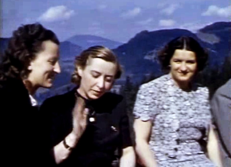 A la izquierda la secretaria de Hitler