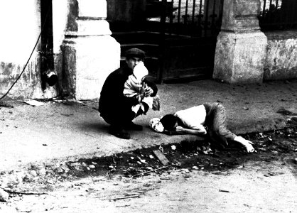 9 de agosto de 1941. Alemanes capturan Minsk. Un hombre, su esposa y su hijo, son refugiados que escaparon de la ciudad