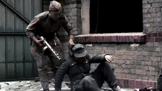 Berlín, Mayo 1945 - Soldado soviético captura a francotirador alemán