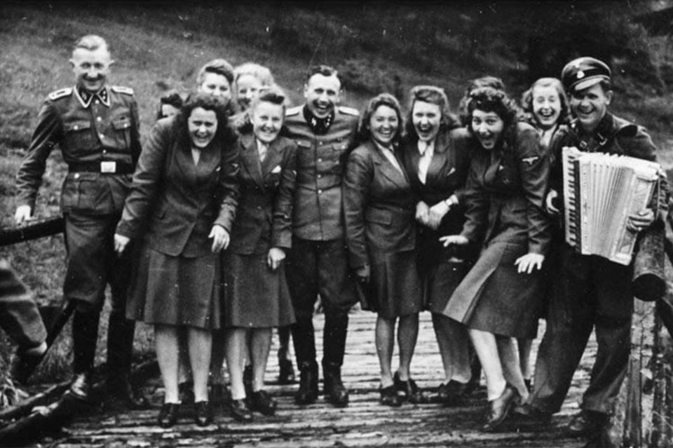 Auschwitz 1942 - Oficiales de las SS y secretarias posan para la cámara