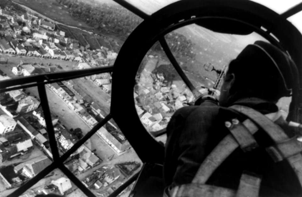 1939 Avión alemán Heinkel He 111 P sobre una ciudad de Polonia