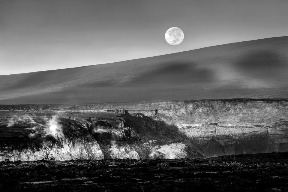 Moonset over Mauna Loa and Kīlauea
