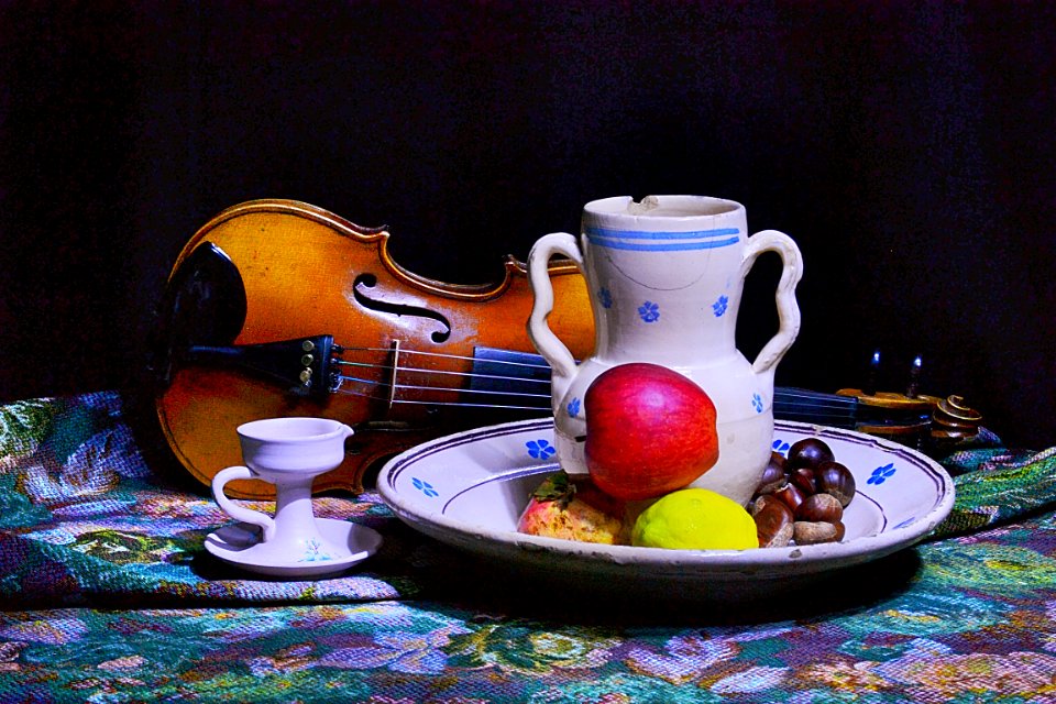 brocca, violino e frutta.