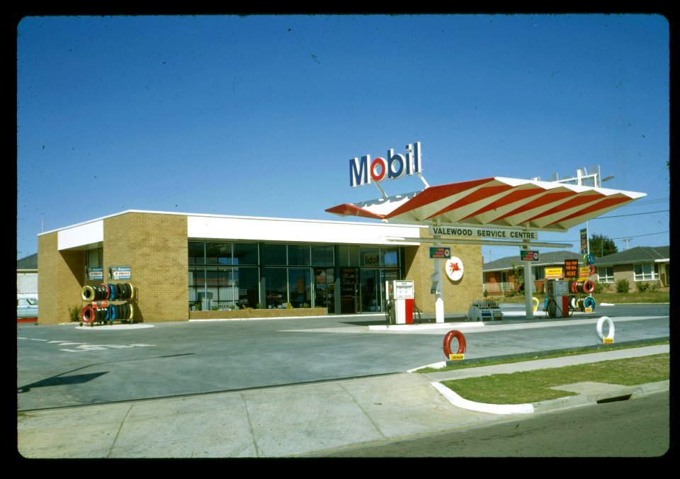 Mobil Service Station, Wanda Street at Valewood Drive, Valewood Estate, Mulgrave (formerly North Springvale), Winston Hall & Assoc. 1967