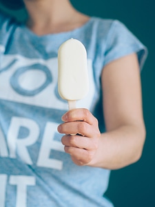 Dessert holding person