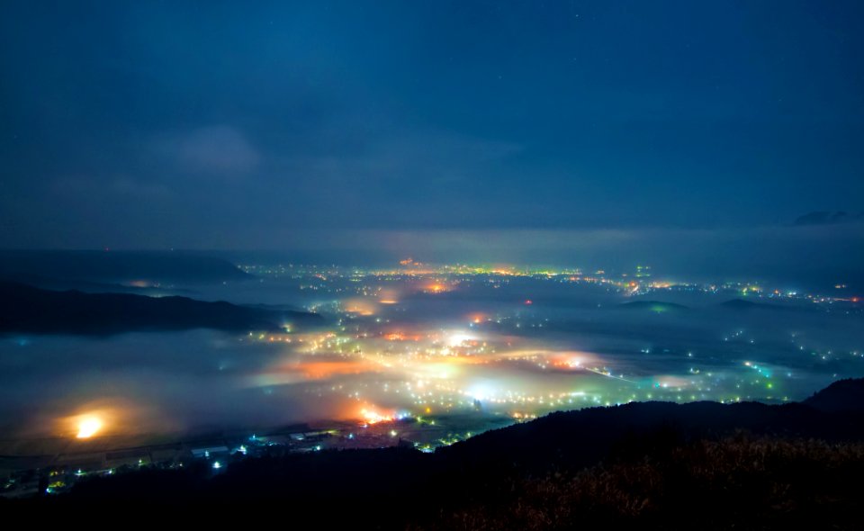Midnight sea of clouds