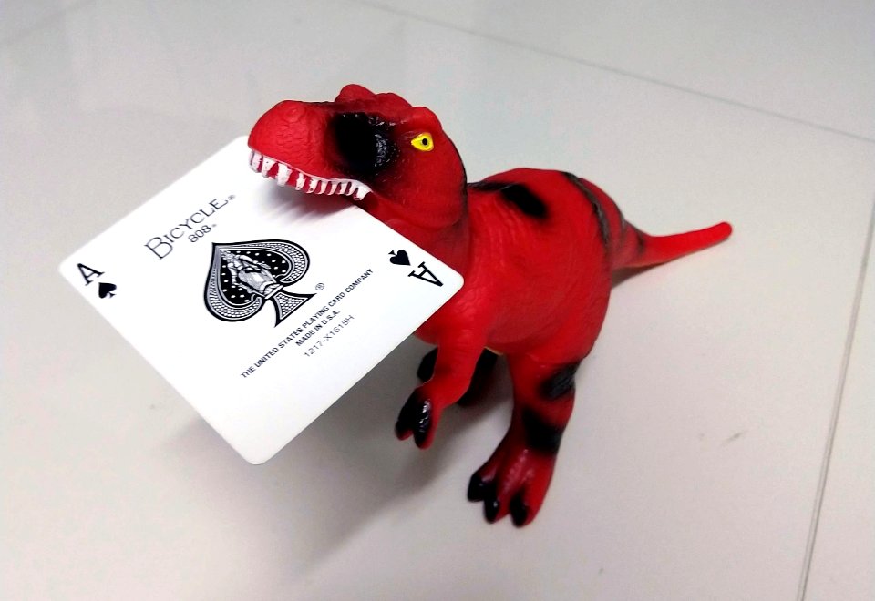 Dinossauro segurando uma carta