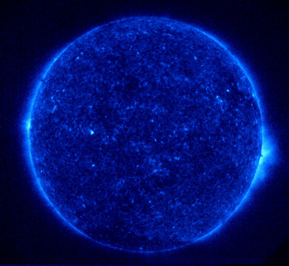 Blaue Sonne. Bild des Satelliten SDO, der die Sonne rund um die Uhr in verschiedenen Wellenlängen aufnimmt. (19. Feb. 2018)