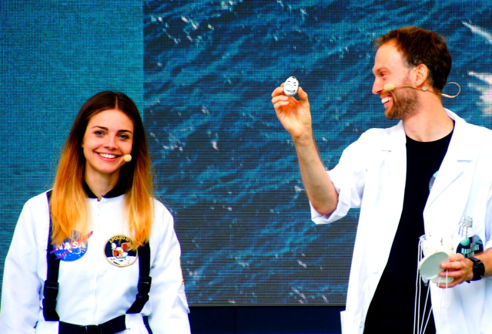 Finale der DLR Raumfahrt Show im Bundesministerium für Wirtschaft und Energie am Tag der offenen Tür. Der "Ei-Astronaut" hat die Landung bestens überstanden.