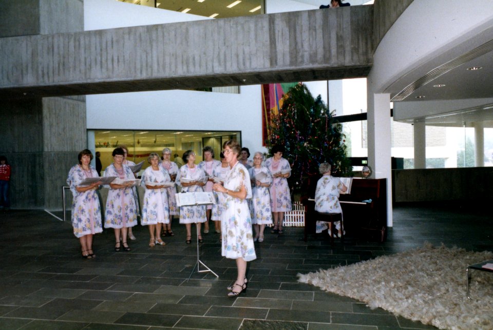 Scotsglen ladies sing Christmas carols