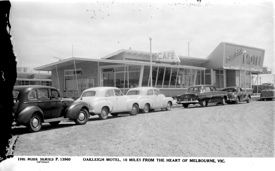Oakleigh Motel, 10 miles from the heart of Melbourne, Rose Series postcard circa 1950s