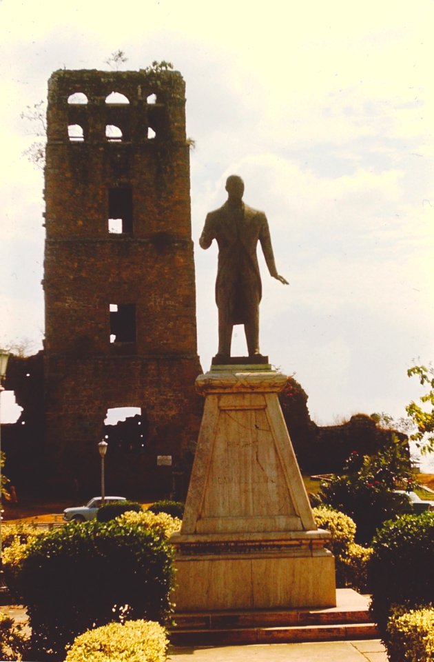 La Panamá Vieja, statue of Simon Bolivar
