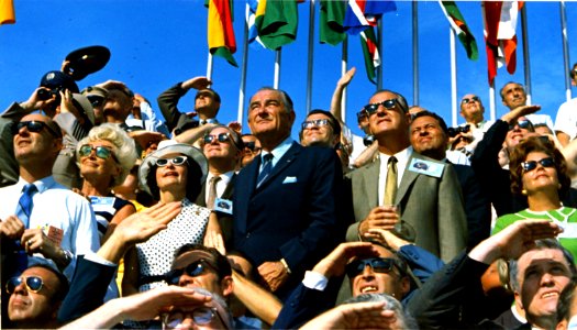 Apollo 11 - Politische Prominenz (unter anderem der ehemalige US-Präsident Johnson) beim Start auf der Ehrentribüne