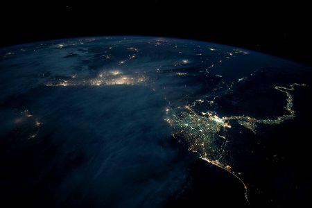 Bilder der Erde: Das östliche Mittelmeer bei Nacht. Rechts das Nildelta, dahinter das Lichterband entlang des Flusslaufs.