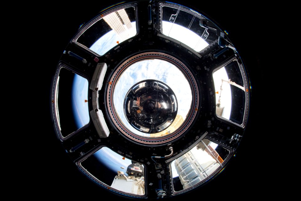 Die DLR-Zeitkapsel an Bord der ISS! Wer genau hinsieht: Der deutsche ESA-Astronaut Alexander Gerst spiegelt sich in der Metallkugel.