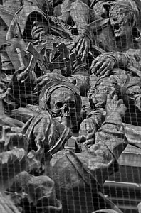 Skull mourning sculpture