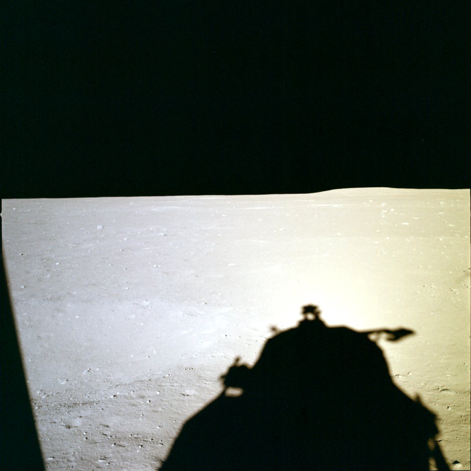 Apollo 11 - Das erste Foto nach der Landung.