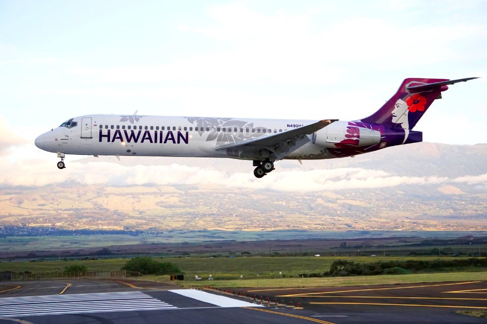 Hawaiian B717 Landing in Maui N490HA