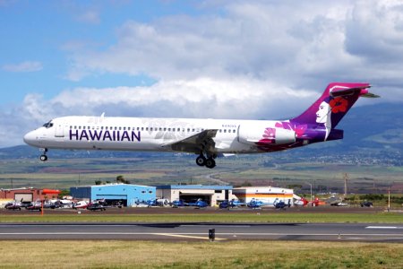 Hawaiian B717 Landing in Kahului N490HA photo