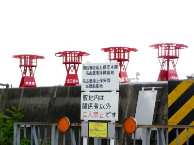 heads of 4 red buoys