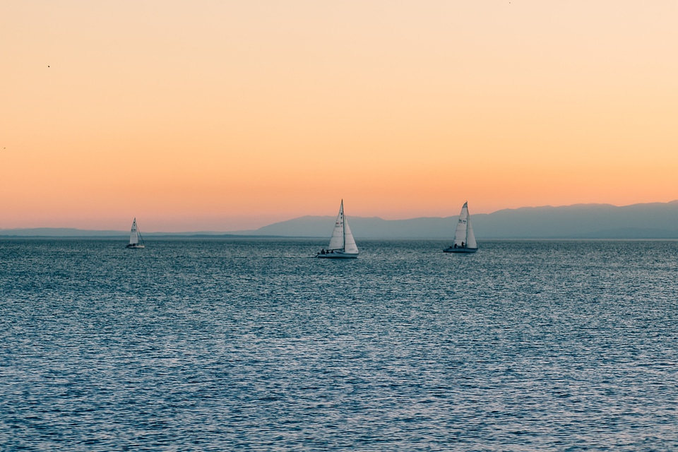 Lake water horizon photo