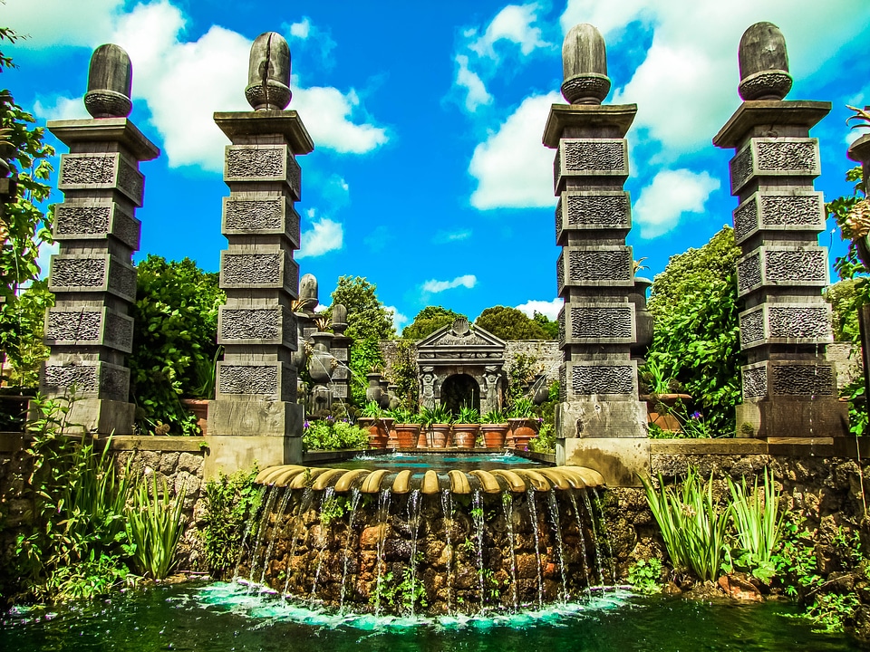 Arundel garden monument