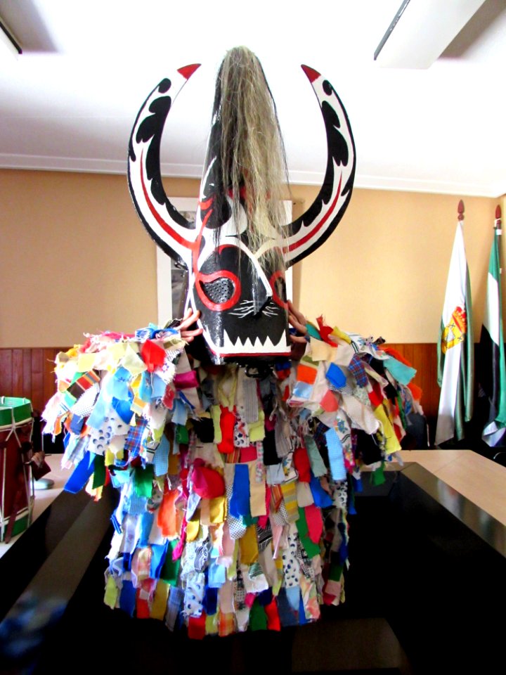 Piornal. Traje de Jarramplas entregado a la Federación Extremeña de Folklore por el Ayuntamiento de Piornal.