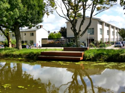 zitelement aan water van cortenstaal