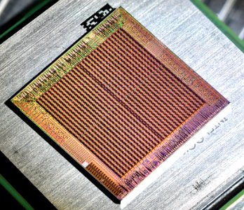 ATi R580+ top metal die shot
