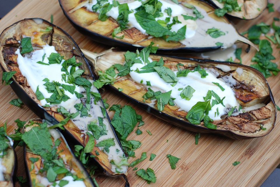 Yoghurt tahini herbs