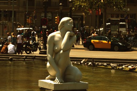Mujer desnuda sentada photo