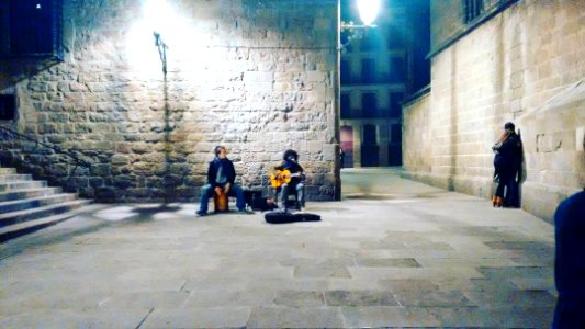 Los músicos en el #barrigotic #Barcelona #España #musician #architecture #livemusic #documentaryphotography photo