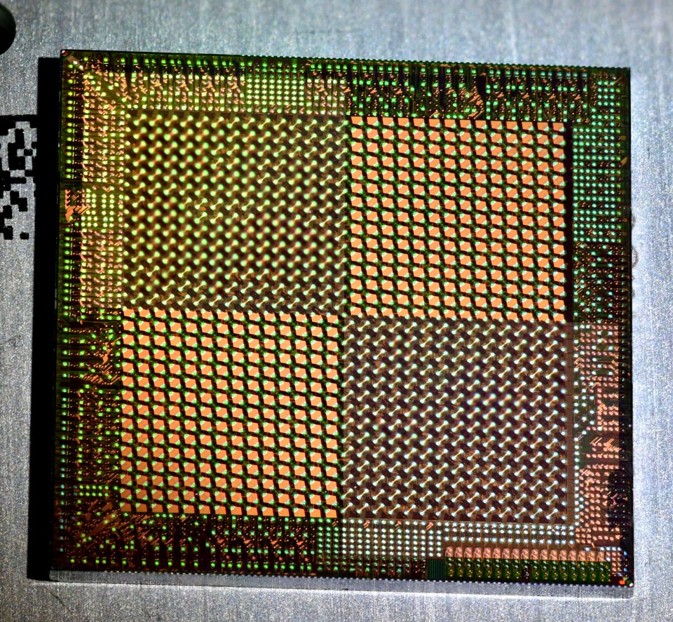 ATi R580+ top metal die shot