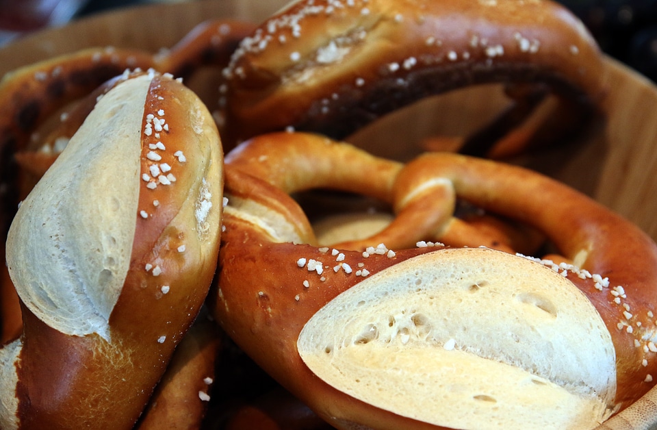 Crispy lye pastries