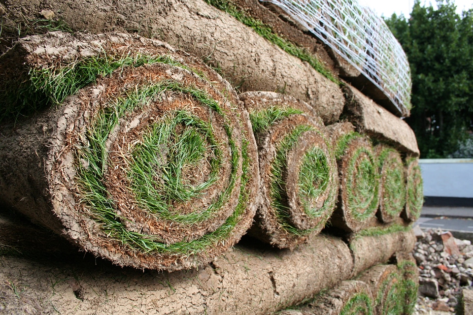 Lawn gardening rolls
